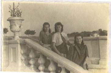 Марина Леонидовна Кривошеина с подругами. 15.09.1947 г. Днепропетровск. Стадион "Сталь"