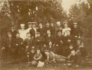 Кривошеин Леонид Константинович(в первом ряду крайний справа) Минск. 6 июня 1906 г.